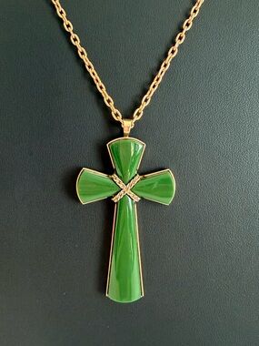 VTG Avon Gold-Tone Green Lucite Cross Pendant Necklace